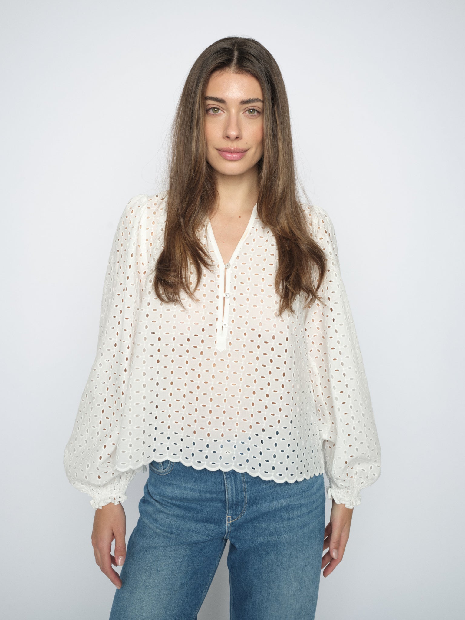Modelshot / White / Detail
